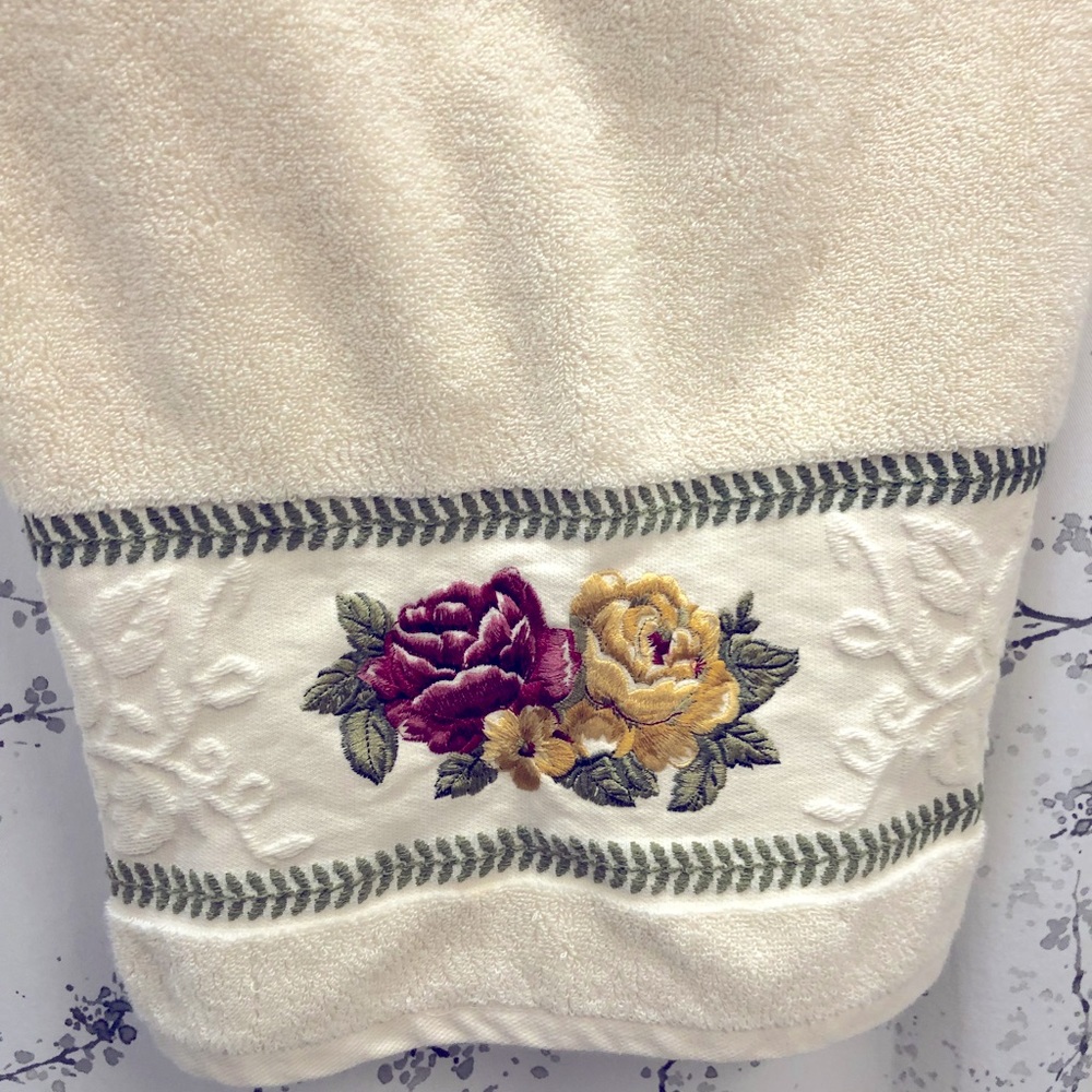 VINTAGE WAVERLY  GARDEN ROOM EMBROIDERED COTTAGE ROSES W/EMBOSSED TRIM   24"X48"